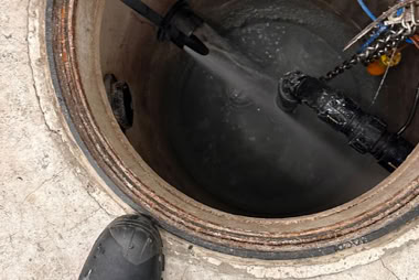 Schlammsammler Entleerung Aargau - Prokanal Spezialfahrzeug bei Abscheideranlage Wartung 