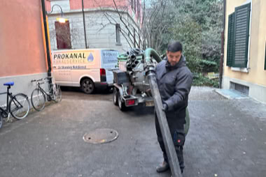 Professionelle Schachtentleerung Zürich Aargau - Prokanal Saugfahrzeug bei Fettabscheider Wartung