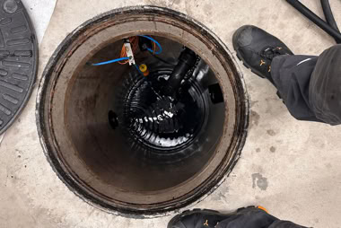 Kopieren Ölabscheider Reinigung Werkstatt Zürich - Prokanal Techniker bei umweltgerechter Entsorgung