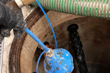 Fettabscheider Entleerung Restaurant Zürich - Prokanal Techniker bei professioneller Wartung